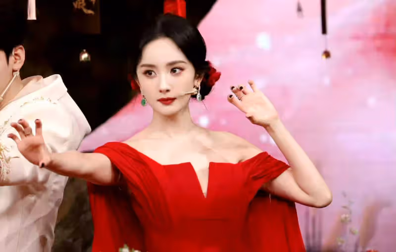 歲月壓不住的美貌!37歲楊冪出場,我才明白什麼叫作媚骨天成