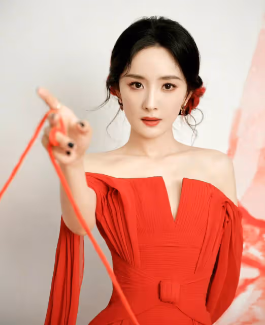 歲月壓不住的美貌!37歲楊冪出場,我才明白什麼叫作媚骨天成