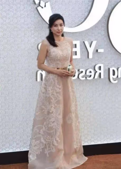 當郭晶晶與陳紅撞衫同一件禮服，我才徹底明白，什麼叫頂級骨相