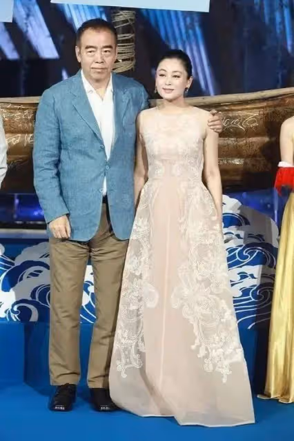 當郭晶晶與陳紅撞衫同一件禮服，我才徹底明白，什麼叫頂級骨相