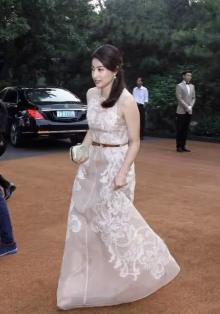 當郭晶晶與陳紅撞衫同一件禮服,我才徹底明白,什麼叫頂級骨相