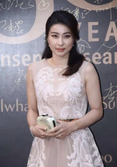 當郭晶晶與陳紅撞衫同一件禮服,我才徹底明白,什麼叫頂級骨相
