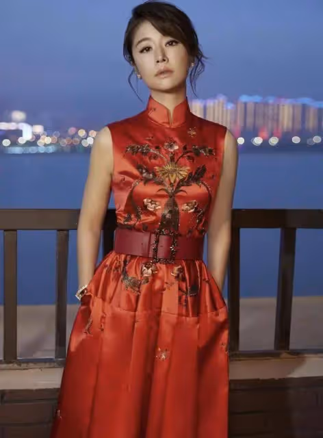 林心如穿旗袍式連衣裙亮相,配魚骨辮簡直美輪美奐,氣質艷壓群芳