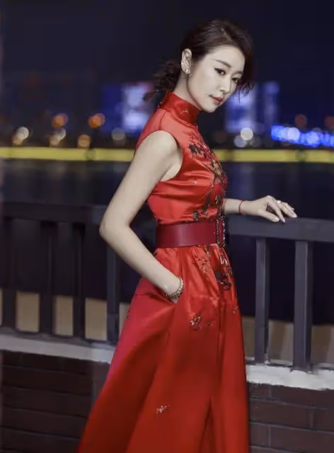 林心如穿旗袍式連衣裙亮相,配魚骨辮簡直美輪美奐,氣質艷壓群芳