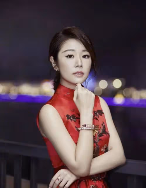 林心如穿旗袍式連衣裙亮相,配魚骨辮簡直美輪美奐,氣質艷壓群芳