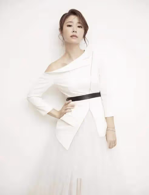 林心如穿旗袍式連衣裙亮相,配魚骨辮簡直美輪美奐,氣質艷壓群芳