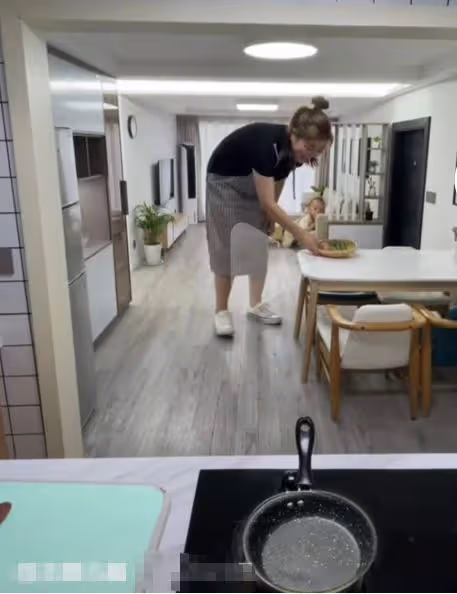 回顧:26歲河南美女,把房子改小一半,天天弓腰駝背,結果如何