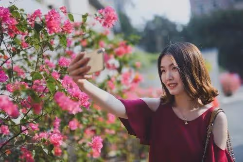 回顧廣東女孩曾患抑鬱症,父母破產後,她幫忙還債年入50萬,憑啥