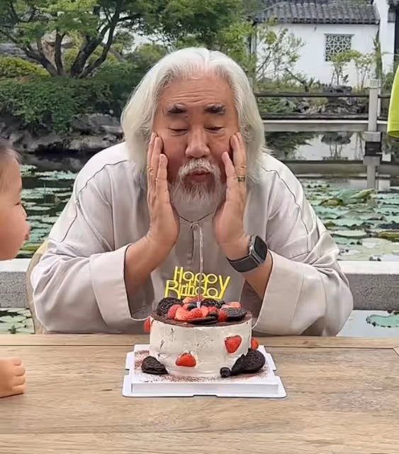 張紀中慶73歲生日,杜星霖挺孕肚為老公戴生日帽,三個兒女齊出鏡