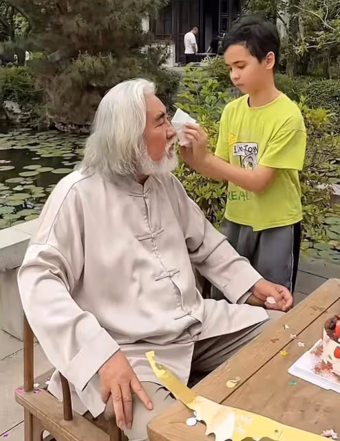 張紀中慶73歲生日,杜星霖挺孕肚為老公戴生日帽,三個兒女齊出鏡