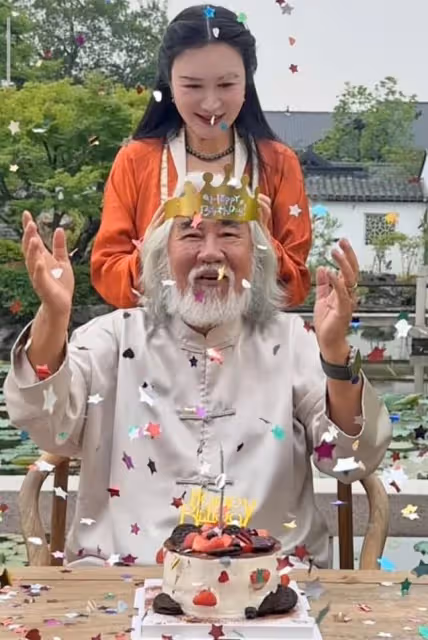 張紀中慶73歲生日,杜星霖挺孕肚為老公戴生日帽,三個兒女齊出鏡