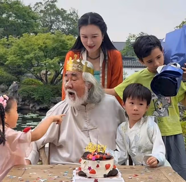 張紀中慶73歲生日,杜星霖挺孕肚為老公戴生日帽,三個兒女齊出鏡