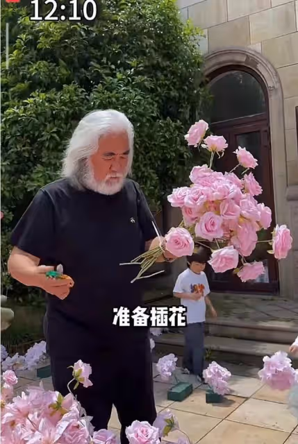 張紀中慶73歲生日,杜星霖挺孕肚為老公戴生日帽,三個兒女齊出鏡