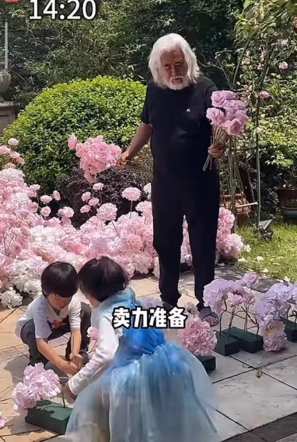 張紀中慶73歲生日,杜星霖挺孕肚為老公戴生日帽,三個兒女齊出鏡