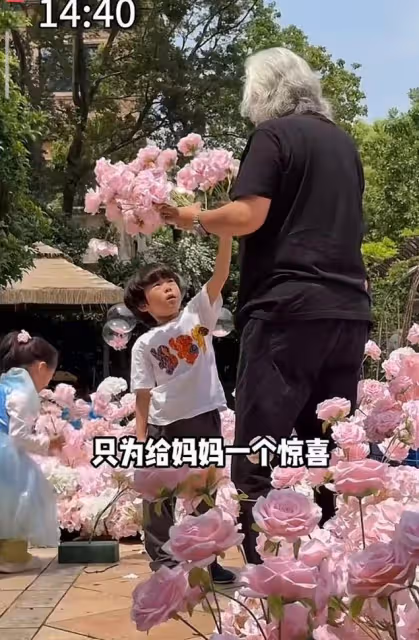 張紀中慶73歲生日,杜星霖挺孕肚為老公戴生日帽,三個兒女齊出鏡