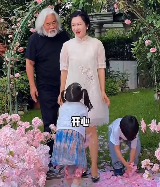 張紀中慶73歲生日,杜星霖挺孕肚為老公戴生日帽,三個兒女齊出鏡