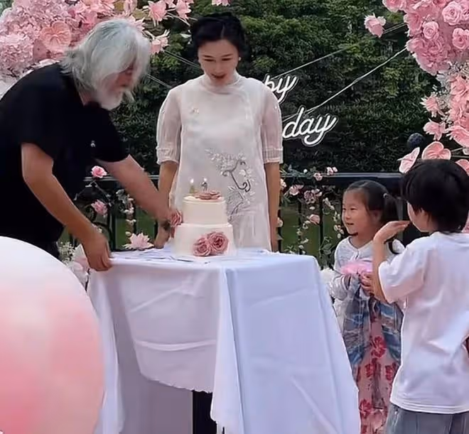 張紀中慶73歲生日,杜星霖挺孕肚為老公戴生日帽,三個兒女齊出鏡