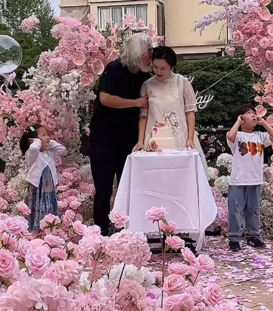 張紀中慶73歲生日,杜星霖挺孕肚為老公戴生日帽,三個兒女齊出鏡