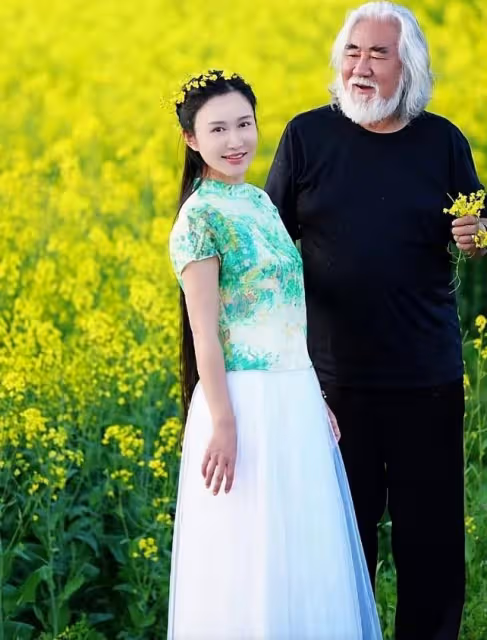 張紀中慶73歲生日,杜星霖挺孕肚為老公戴生日帽,三個兒女齊出鏡