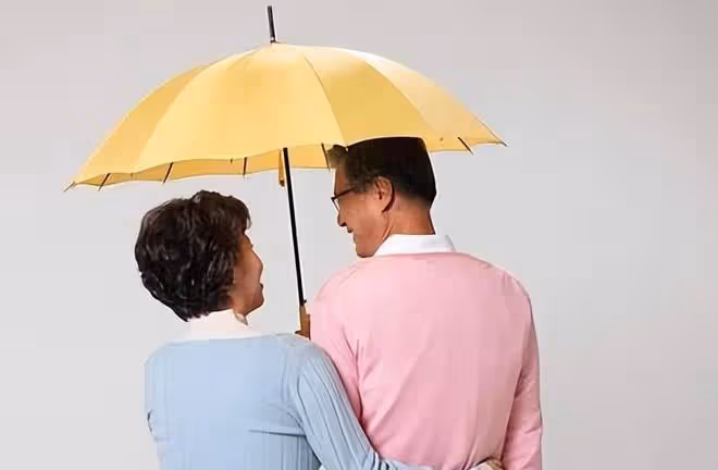 帶滿身病痛找女婿養老,退休金給兒子,女婿理論岳母:你沒資格管