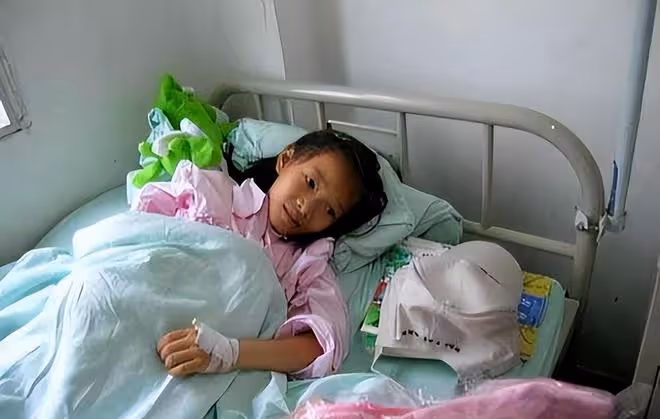 2005年四川8歲白血病女孩不願拖累養父,悄悄寫下:自願放棄治療