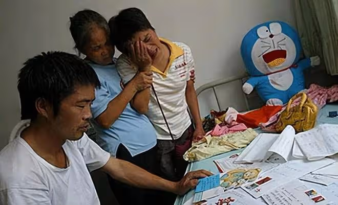 2005年四川8歲白血病女孩不願拖累養父,悄悄寫下:自願放棄治療