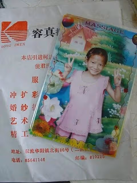 2005年四川8歲白血病女孩不願拖累養父,悄悄寫下:自願放棄治療