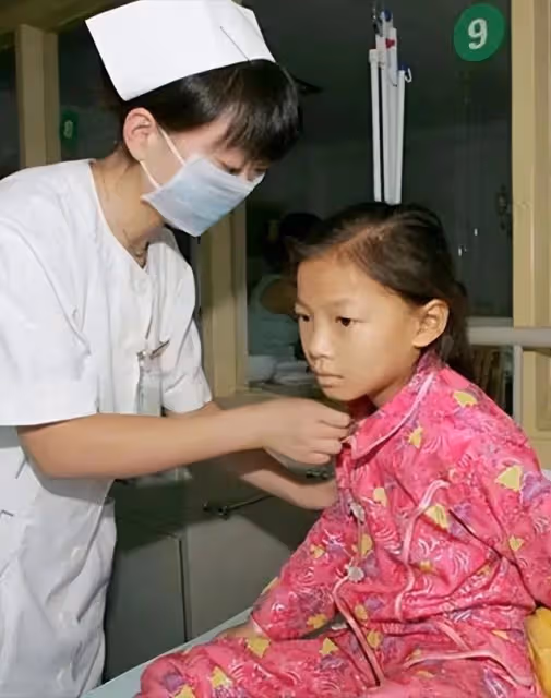 2005年四川8歲白血病女孩不願拖累養父,悄悄寫下:自願放棄治療