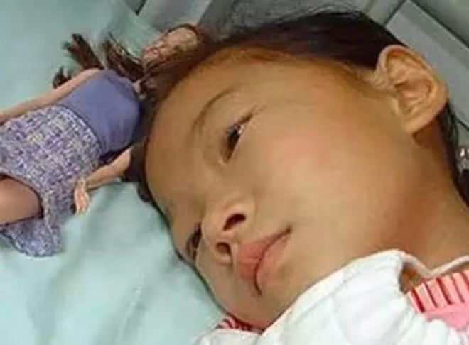 2005年四川8歲白血病女孩不願拖累養父,悄悄寫下:自願放棄治療