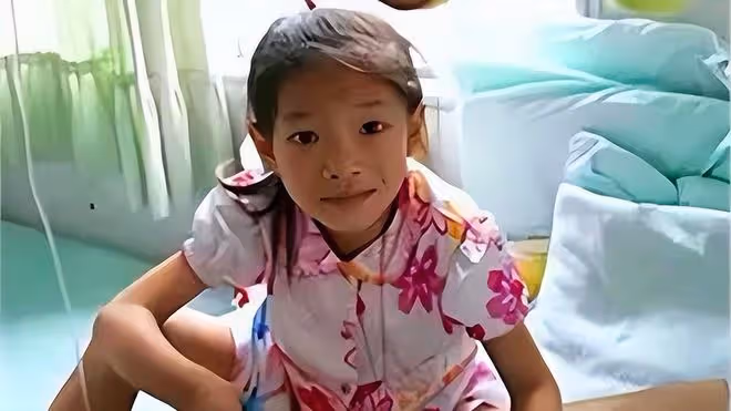 2005年四川8歲白血病女孩不願拖累養父,悄悄寫下:自願放棄治療