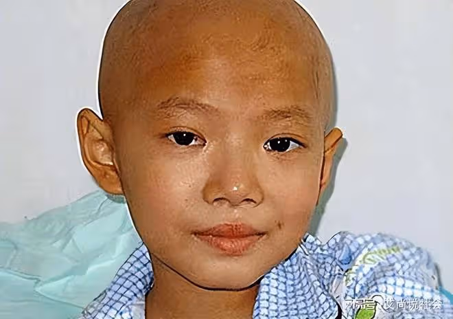 2005年四川8歲白血病女孩不願拖累養父,悄悄寫下:自願放棄治療