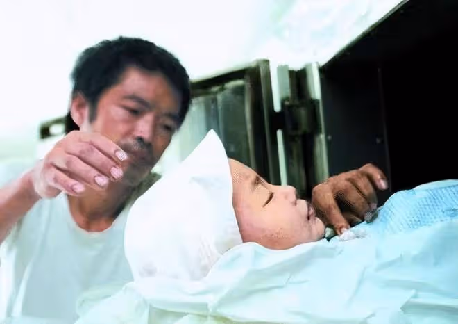 2005年四川8歲白血病女孩不願拖累養父,悄悄寫下:自願放棄治療