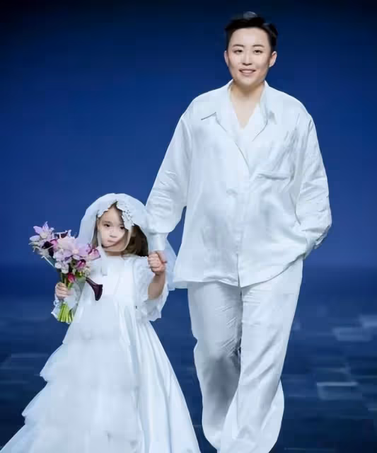 回顧她身家千萬花66萬買五國混血精子,在母親支持下,未婚生兩女