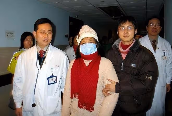 回顧:他背母上大學,變性後,參加選美大賽得獎,如今怎樣了