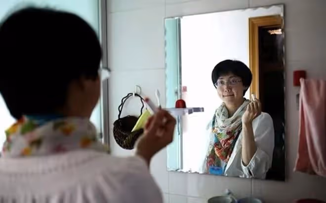 回顧:他背母上大學,變性後,參加選美大賽得獎,如今怎樣了