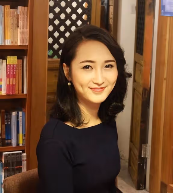 回顧:他背母上大學,變性後,參加選美大賽得獎,如今怎樣了