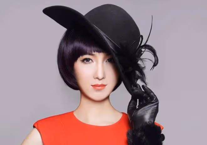 回顧:他背母上大學,變性後,參加選美大賽得獎,如今怎樣了