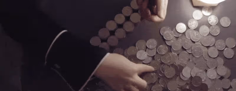 回顧:32歲南京美女撿舊衣服穿,生活極度摳門卻買了兩套房,憑啥