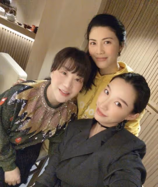 賭王前兒媳齊嬌剪短髮,陪呂良偉太太慶生,袁詠儀張智霖也在一起