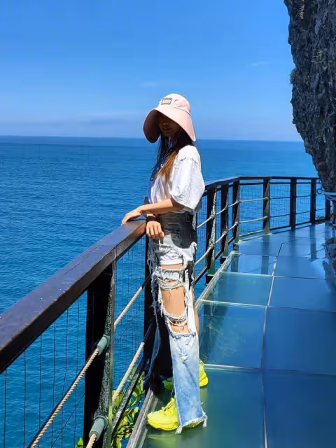 41歲的蔡依林真會穿,高腰T恤配破洞牛仔,減齡時尚還顯腿長