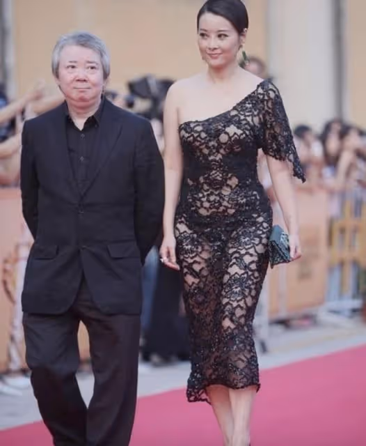 看了袁立的夏季穿搭,才發現:再過30年,你穿衣也不如她時髦