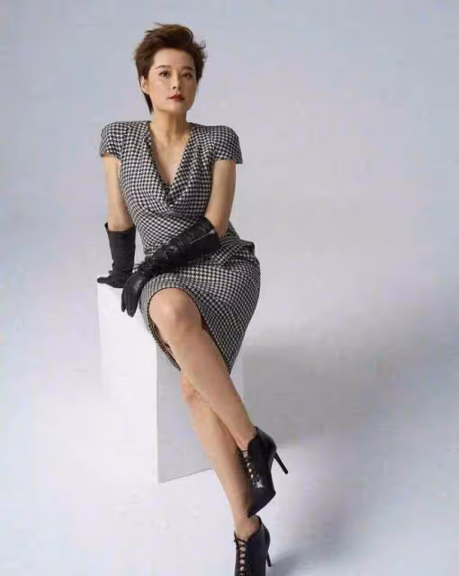 看了袁立的夏季穿搭,才發現:再過30年,你穿衣也不如她時髦