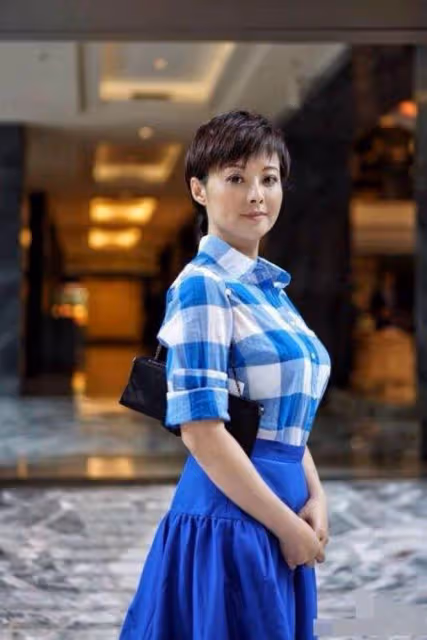 看了袁立的夏季穿搭,才發現:再過30年,你穿衣也不如她時髦