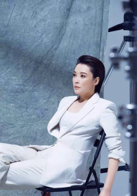 看了袁立的夏季穿搭,才發現:再過30年,你穿衣也不如她時髦
