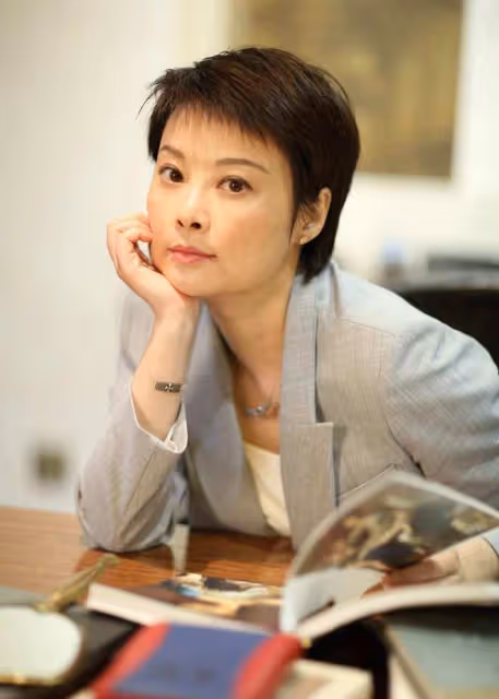看了袁立的夏季穿搭,才發現:再過30年,你穿衣也不如她時髦
