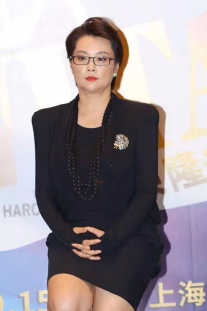 看了袁立的夏季穿搭,才發現:再過30年,你穿衣也不如她時髦