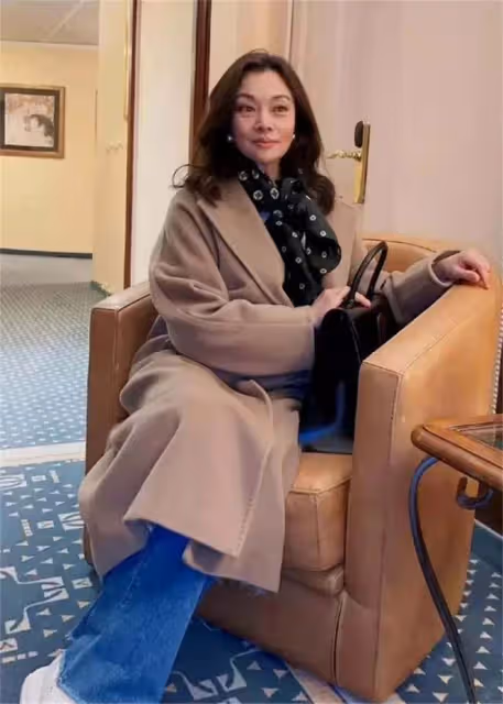 被史可的老年狀態驚艷到:穿花裙、燙大卷,59歲華麗又大氣