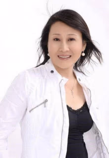 看了60歲的張凱麗,我悟了:頭髮要短,衣要深色,方能睿智優雅