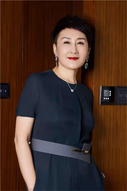 看了60歲的張凱麗,我悟了:頭髮要短,衣要深色,方能睿智優雅
