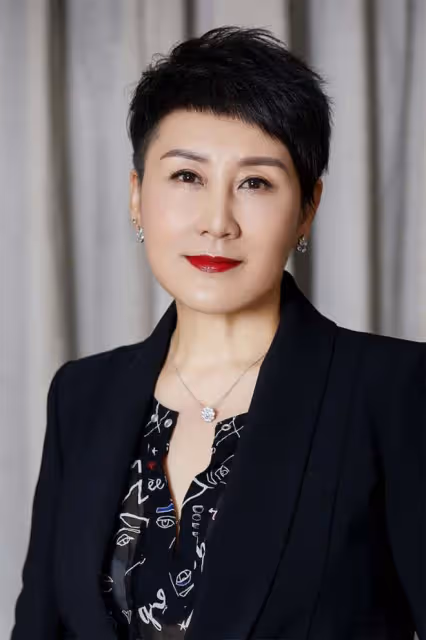 看了60歲的張凱麗,我悟了:頭髮要短,衣要深色,方能睿智優雅